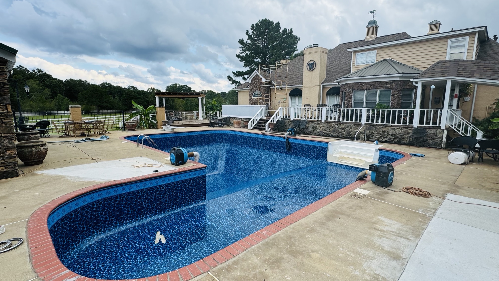 Artesian vinyl liner project at a Memphis-area pool